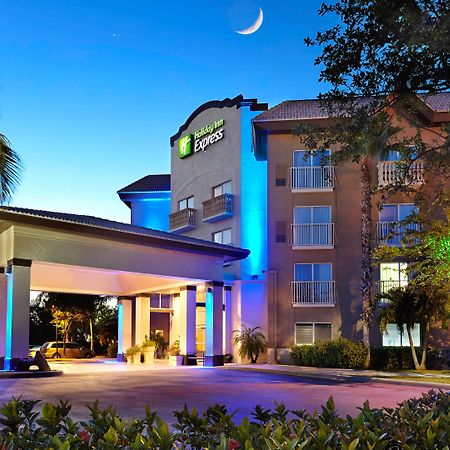 Holiday Inn Express & Suites Naples Downtown - 5Th Avenue By Ihg Exterior foto