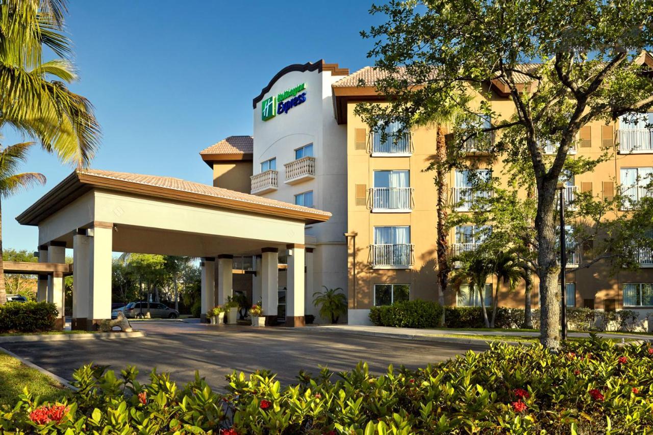Holiday Inn Express & Suites Naples Downtown - 5Th Avenue By Ihg Exterior foto
