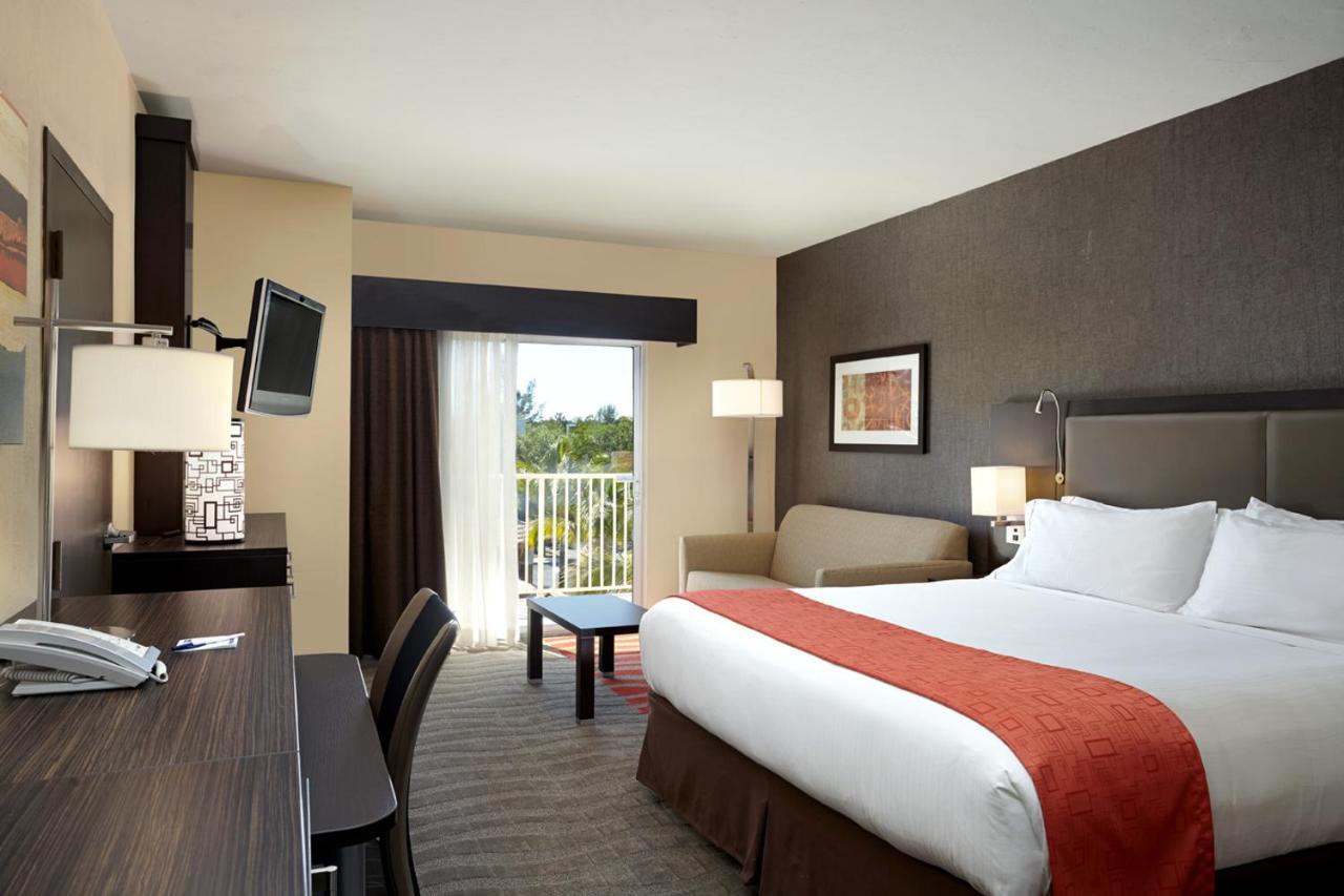 Holiday Inn Express & Suites Naples Downtown - 5Th Avenue By Ihg Exterior foto