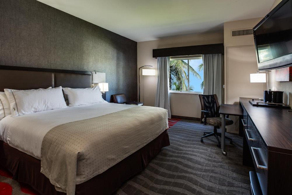Holiday Inn Express & Suites Naples Downtown - 5Th Avenue By Ihg Exterior foto