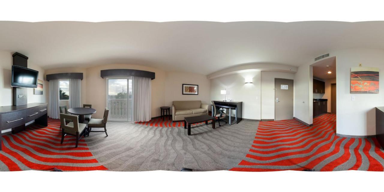 Holiday Inn Express & Suites Naples Downtown - 5Th Avenue By Ihg Exterior foto