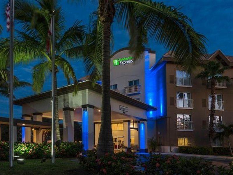 Holiday Inn Express & Suites Naples Downtown - 5Th Avenue By Ihg Exterior foto