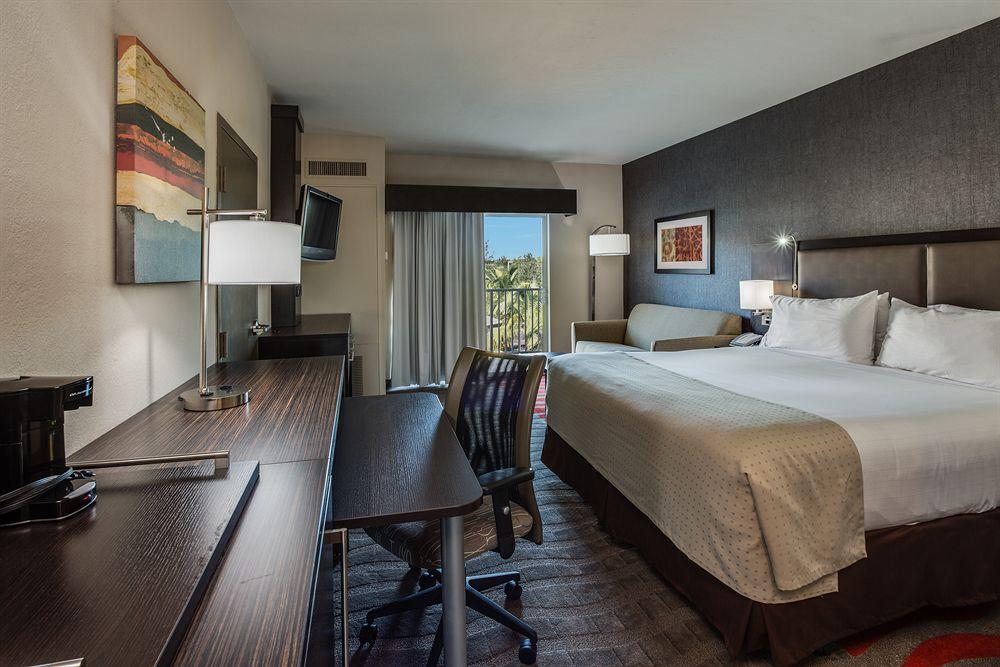 Holiday Inn Express & Suites Naples Downtown - 5Th Avenue By Ihg Exterior foto