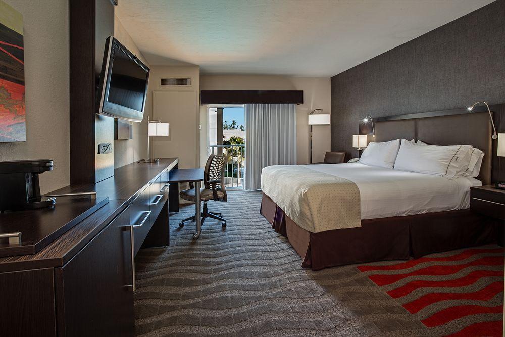 Holiday Inn Express & Suites Naples Downtown - 5Th Avenue By Ihg Exterior foto