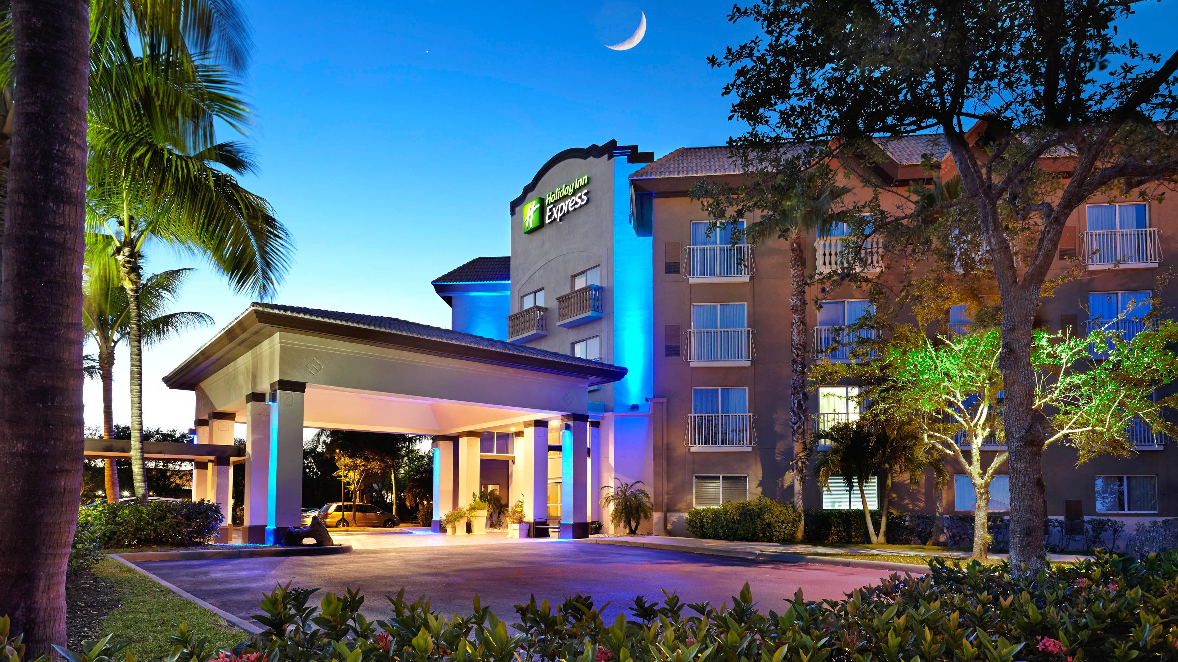 Holiday Inn Express & Suites Naples Downtown - 5Th Avenue By Ihg Exterior foto