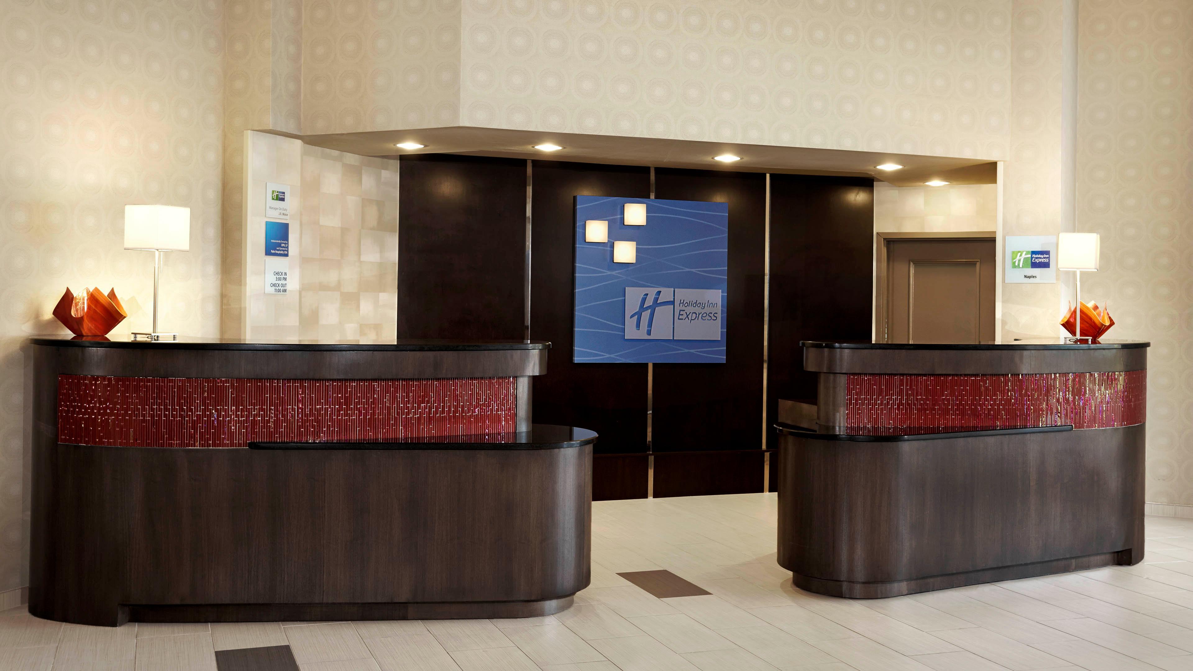 Holiday Inn Express & Suites Naples Downtown - 5Th Avenue By Ihg Exterior foto