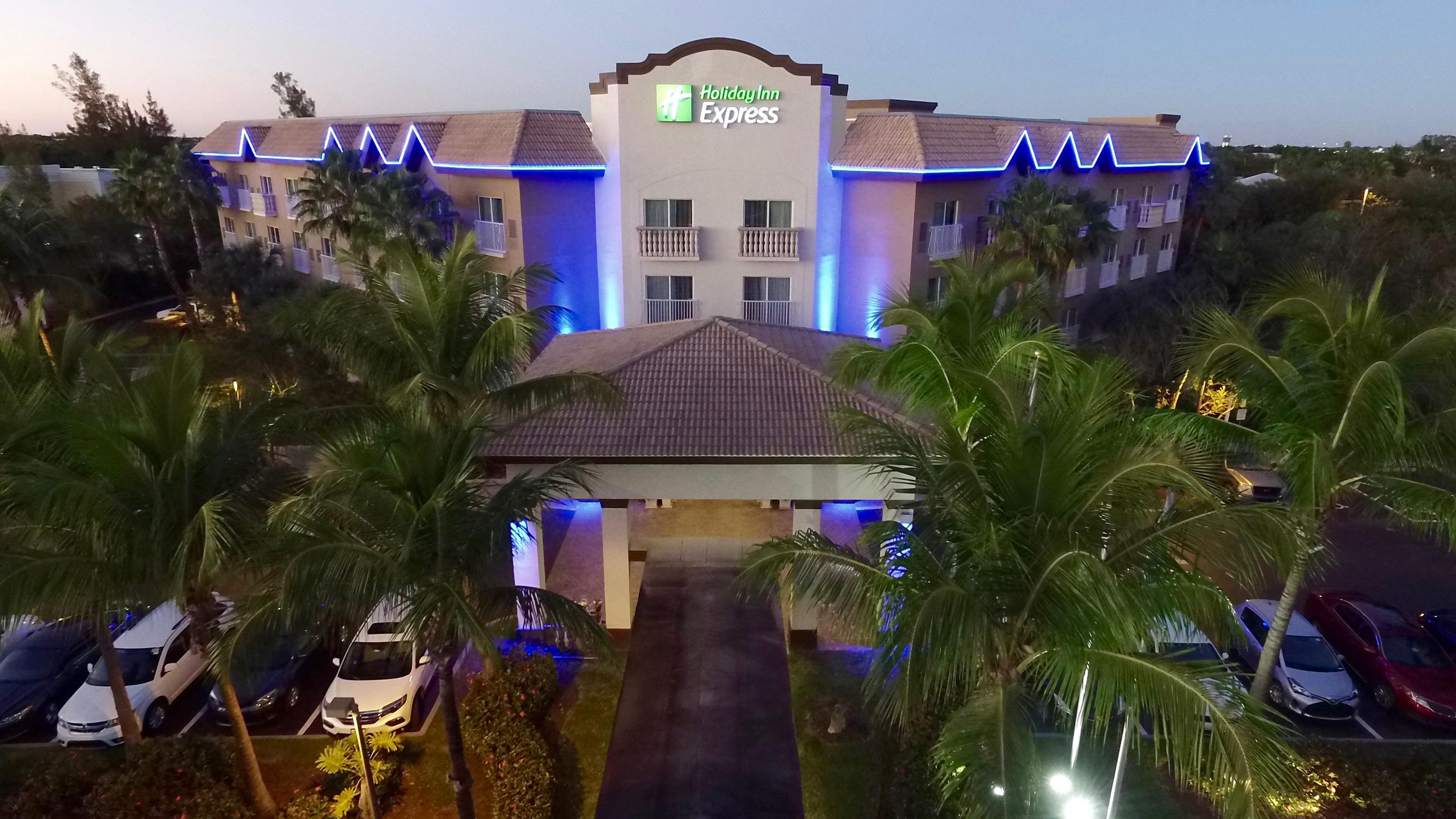Holiday Inn Express & Suites Naples Downtown - 5Th Avenue By Ihg Exterior foto