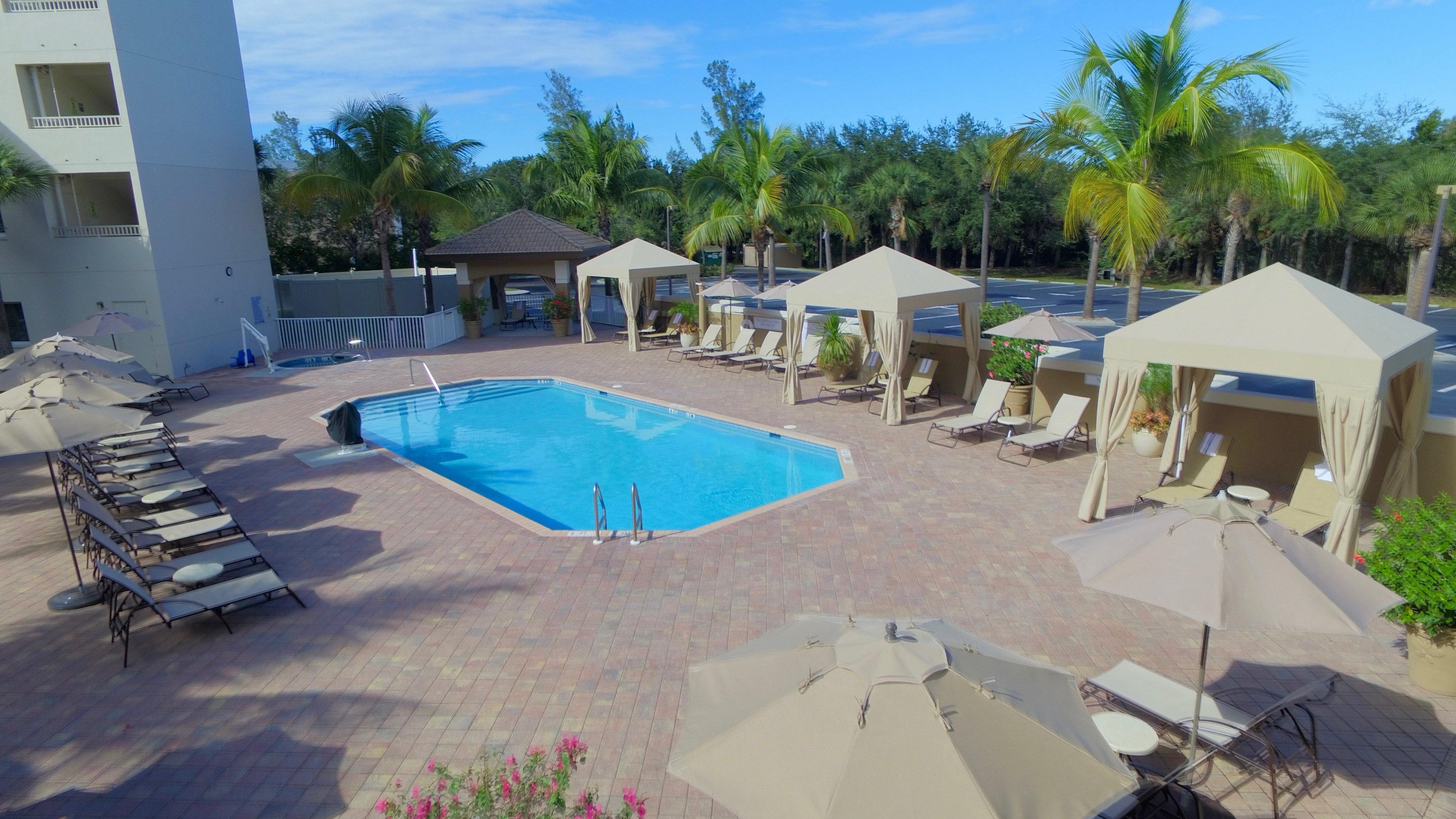 Holiday Inn Express & Suites Naples Downtown - 5Th Avenue By Ihg Exterior foto