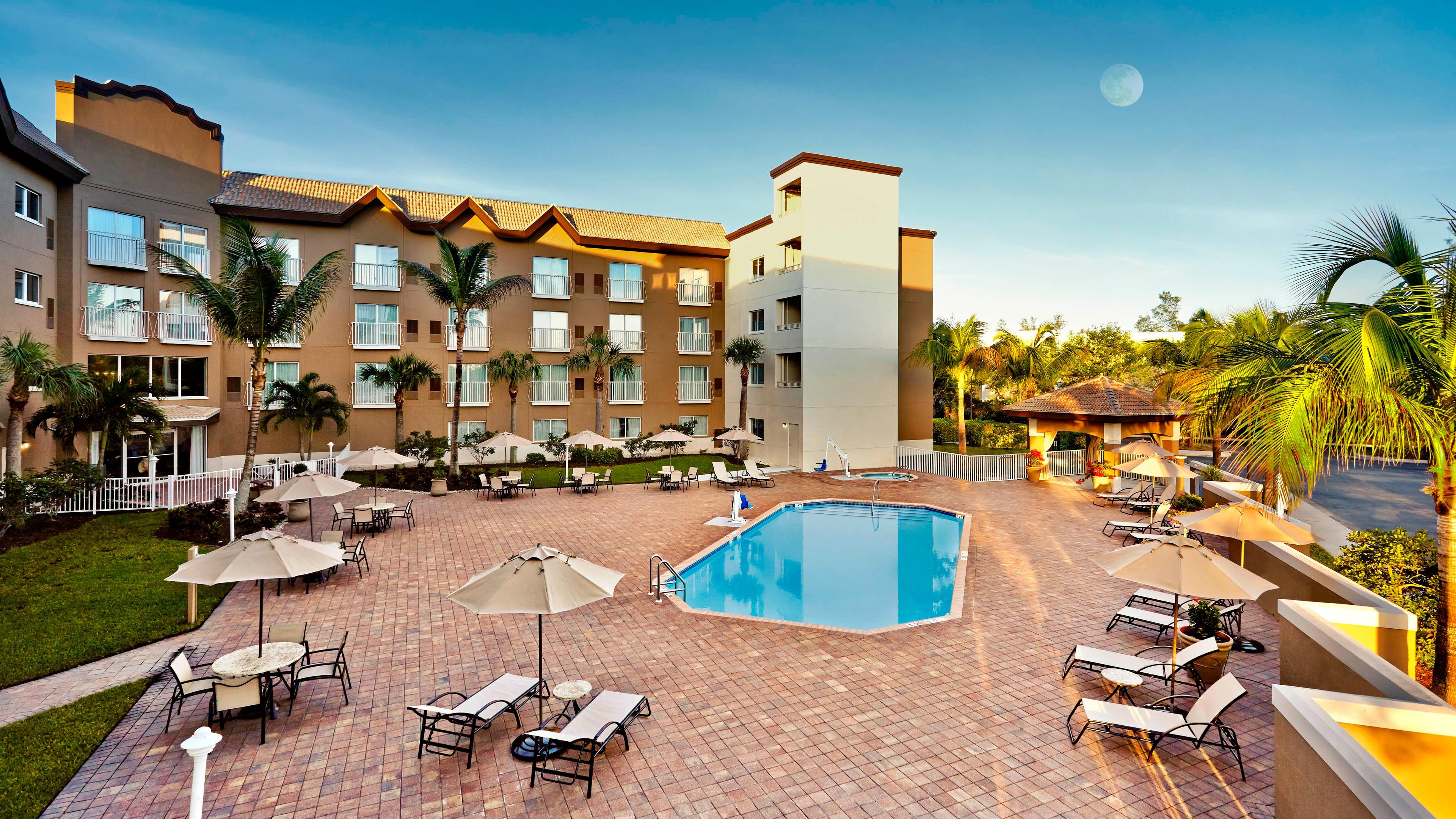 Holiday Inn Express & Suites Naples Downtown - 5Th Avenue By Ihg Exterior foto