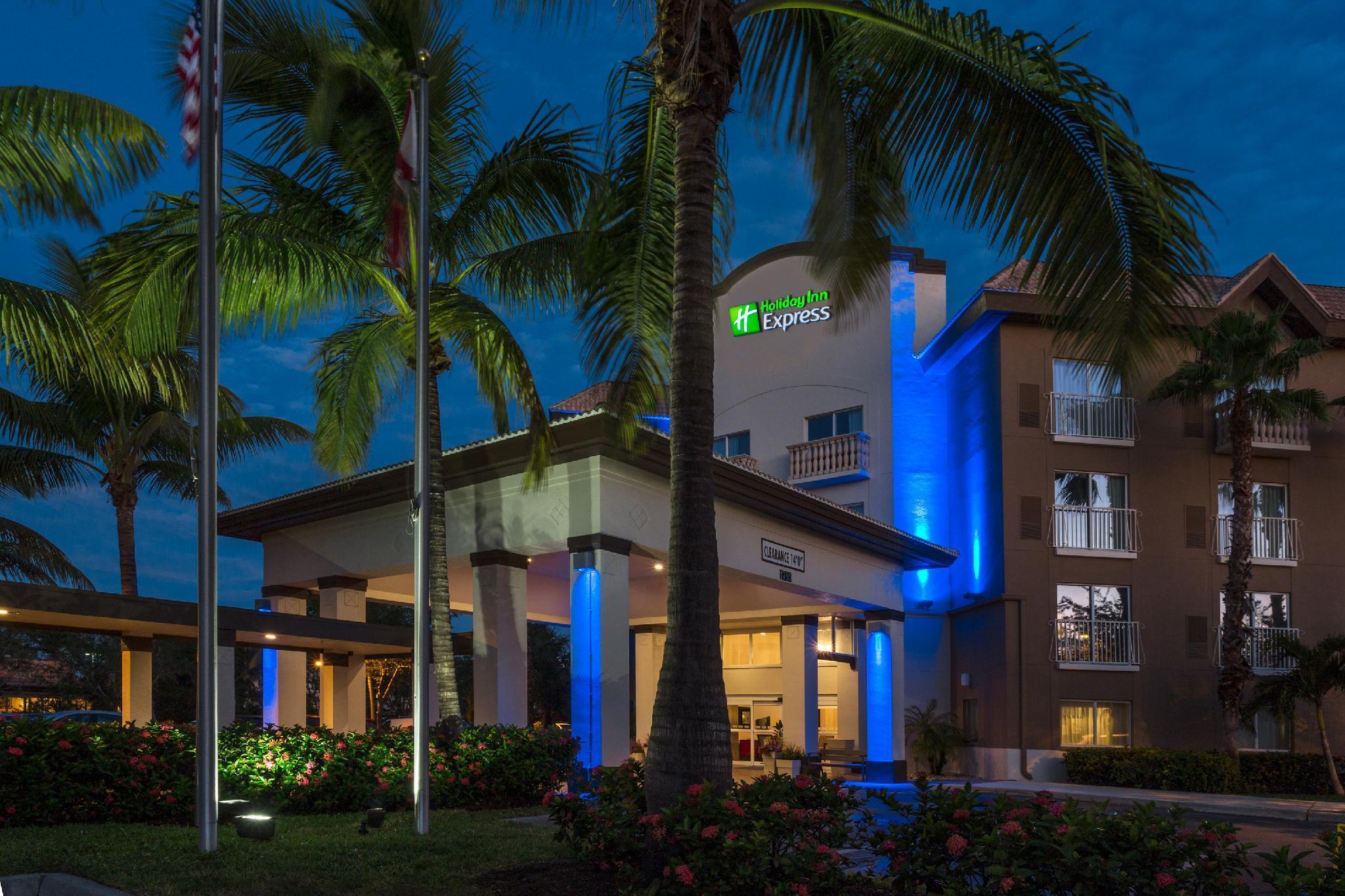 Holiday Inn Express & Suites Naples Downtown - 5Th Avenue By Ihg Exterior foto