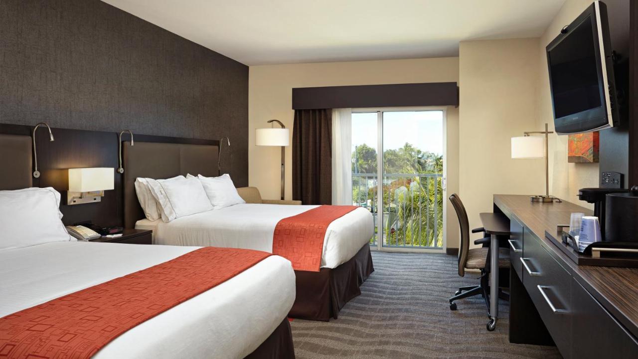 Holiday Inn Express & Suites Naples Downtown - 5Th Avenue By Ihg Exterior foto